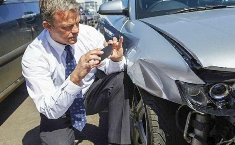 Nhân viên giám định bảo hiểm đến hiện trường tai nạn ô tô